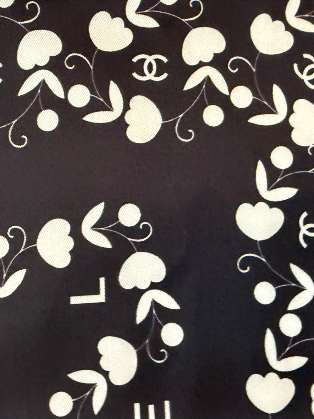 100% Silk 90cm Black & White Interlocking CC Silk Scarf - Picture 3 of 9